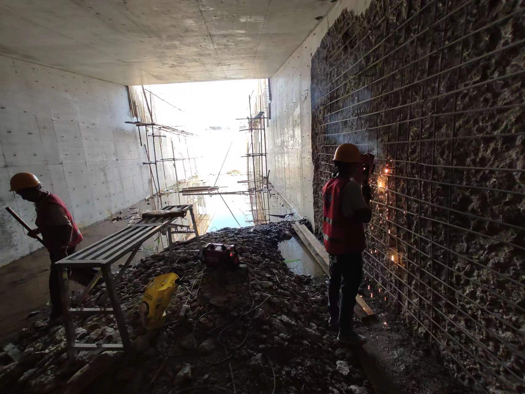 辽宁挖断承重墙导致楼体开裂，加固施工方案出炉